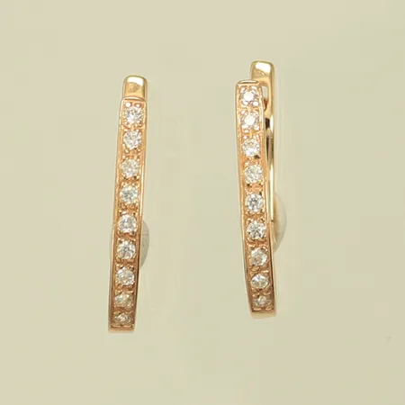 Örhängen med vita stenar, längd 21mm, bredd 3mm, 14K, 2,8g Vikt: 2,8 g