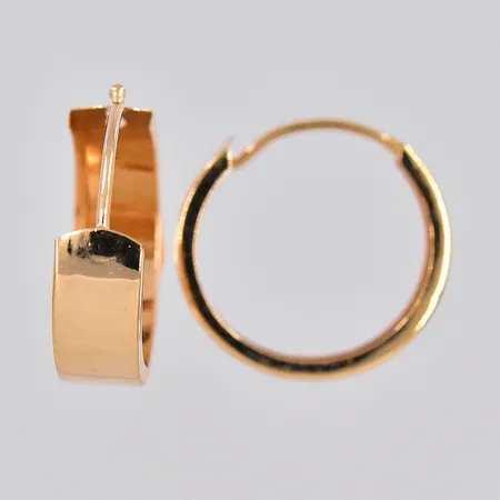 Ett par örhängen, Ø 15,5mm, bredd 4,8mm, en klämd skena, 18K Vikt: 1 g