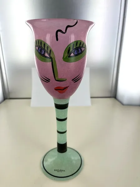 Vinglas Open minds, Ullrica Hydman Vallien, Kosta Boda, Höjd 24 cm Vikt: 0 g Skickas med postpaket.