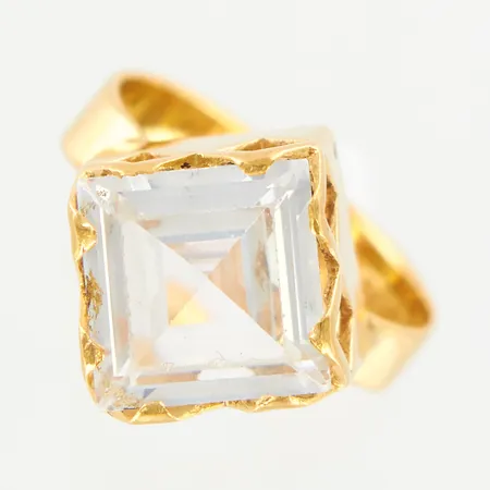 Ring med bergkristall, stl 15¼, bredd 4-13mm, höjd 9mm, 18K Vikt: 3,7 g