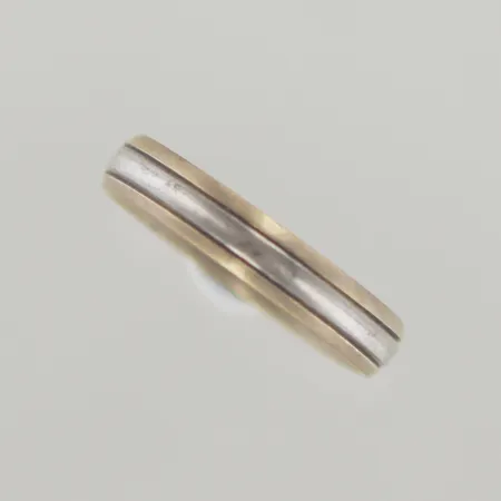 Ring, Ø 18 mm, bredd 4 mm, graverad, 18K Vikt: 3,8 g