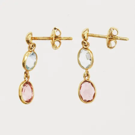 Ett par örhängen med stenar, längd 20mm, bredd 5mm, 18K Vikt: 1,9 g