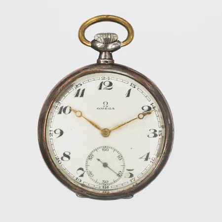 Fickur Omega, manuell, liten sekundvisare, Ø50mm, innerboett av silver, slitage, bucklor, märken, urtavla med sprickor, silver, bruttovikt 73,8g