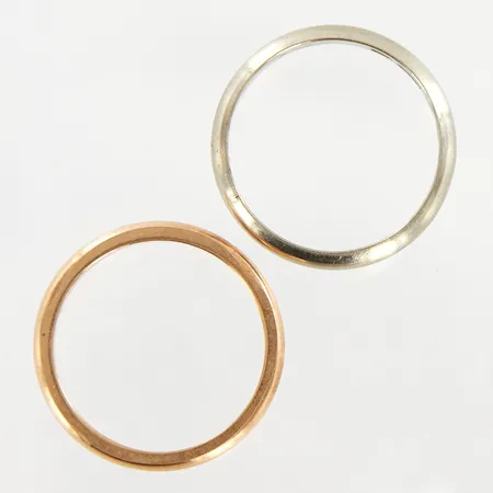 Två släta ringar, stl 18, gravyr, 18K Vikt: 7,9 g