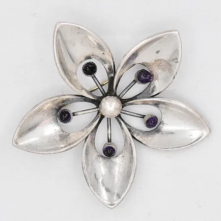 Brosch, Ø 49mm, lila stenar, en sten lös, bruksskick, silver 830/1000 Vikt: 12,1 g