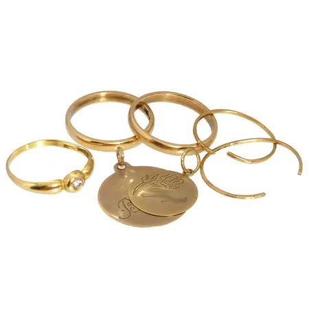 Diverse smycken, 18K guld, defekter, slitage, gravyrer Vikt: 9,7 g