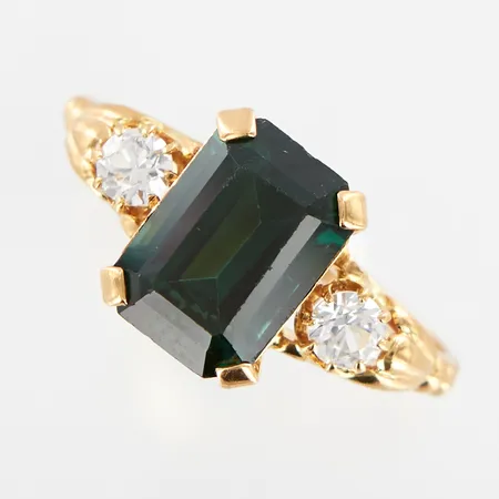 Ring med grön samt vita stenar, stl 16¾, bredd 1-10mm, nagg på mittsten,18K Vikt: 3,1 g