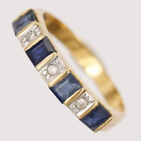 Ring med safirer samt diamanter 3 x ca 0,01ct, stl: 18, bredd: 3 - 4 mm, otydliga stämplar, nagg på en av safirerna, 18K guld. Vikt: 2,1 g