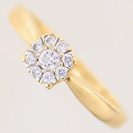 Ring med diamanter 1 x ca 0,07ct, 8 x ca 0,015ct, stl 18, bredd 2-6mm, GHA, 18K Vikt: 3,5 g