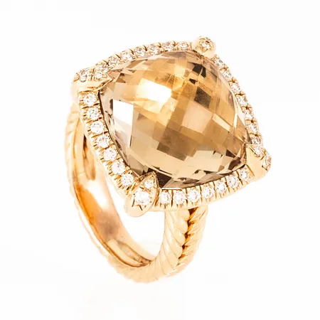 David Yurman: "Chatelaine"- ring i 18K guld med en citrin (c:a 9,5ct) samt briljantslipade diamanter 4 x ca 0,005ct, 28 x ca 0,01ct & 4 x ca 0,02ct. Den är i storlek 16¾, mittmotivet är 17,5 x 17,5 mm, skenan är 4 mm bred. Den väger 14,0g. Stämplad D.Y. 750. Nypris idag USD 5.500. Mycket fint skick.
