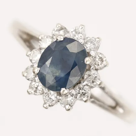 Ring med safir samt diamanter 12 x ca 0,02ct, stl: 16¼, bredd: 2 - 10 mm, 14K vitguld. Vikt: 2,2 g