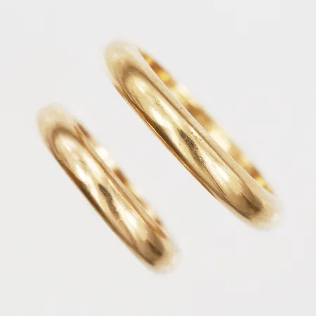 Två ringar, släta, gravyr, 18K guld. Vikt: 11,6 g