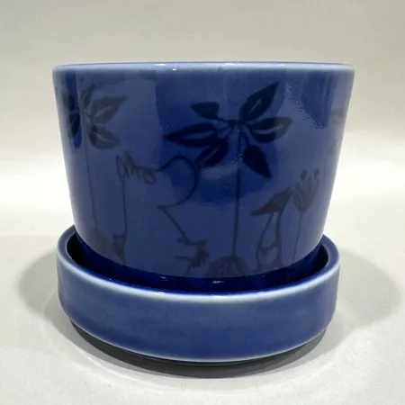 Ytterfoder med fat samt dekor, Moomin, Japan, Yamaka, höjd 7cm, porslin, lätt bruksslitage Skickas med paket.