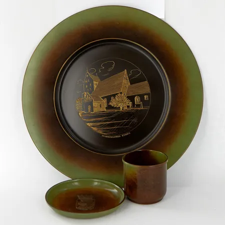 Ystad metall, fat/väggtallrik i brons Ø34cm, fat Ø13,5cm graverade, en mugg höjd: 8cm, Ø8cm, Skickas med paket.