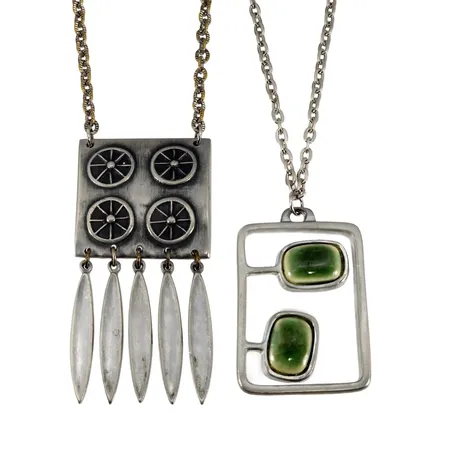 Tenncollier, retro, 2 stycken, Roland Landerholm, större modeller, mått 56 x 40 mm resp. 80 x 40 mm, kedjor i metall, båda märkta/signerade, vikt omkring 98 gram Vikt: 0 g Skickas med paket.