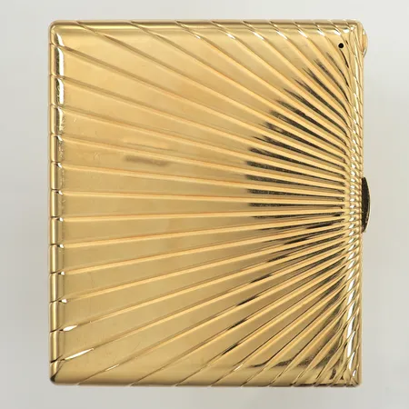 Cigarettetui, längd 10,5cm , bredd 9cm, borrhål, 18K Vikt: 188,2 g