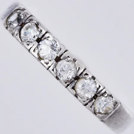 Ring med vita stenar, stl: ca 16½, bredd: ca 3mm, 925/1000 Silver  Vikt: 2,4 g