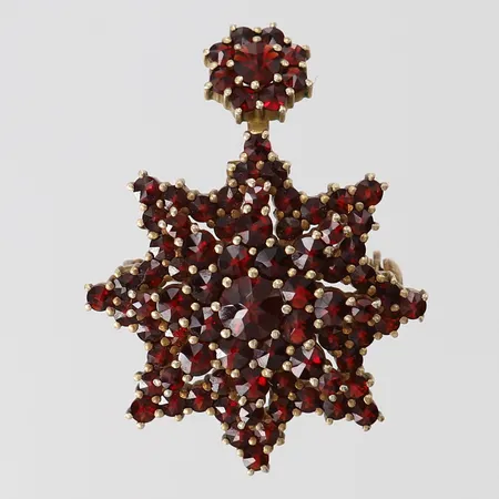 Hänge/Brosch med granater, 38,5x29mm ink ögla, gulmetall. 