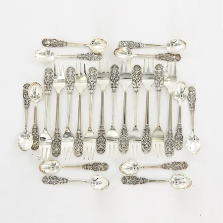 12 tårtgafflar, 13,5cm, 12 moccaskedar 10cm, modell Dala, silver 830/1000 Vikt: 344 g