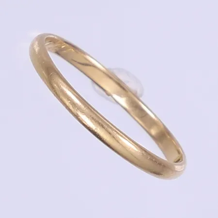 Ring, slät, stl 20¼, bredd 2mm, ojämn skena, gravyr, 18K  Vikt: 2 g