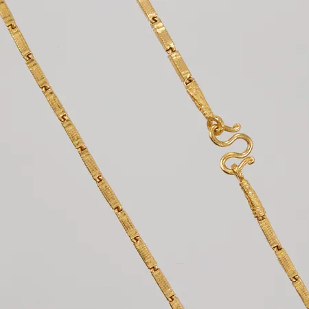 Kedja, Stavlänk med dekor, ca 50cm, bredd 2,4mm, smärre bucklor, Thaiguld, 23K, 1 Baht, Vikt: 15,2 g