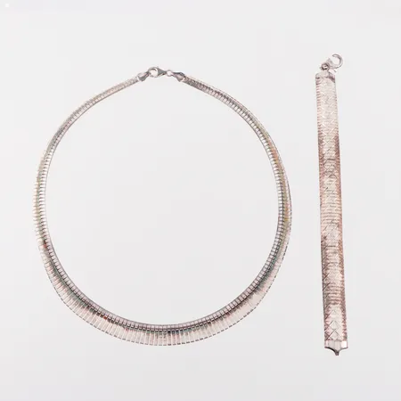 Collier längd ca 44 cm, armband längd ca 18 cm, silver. Vikt: 40,3 g