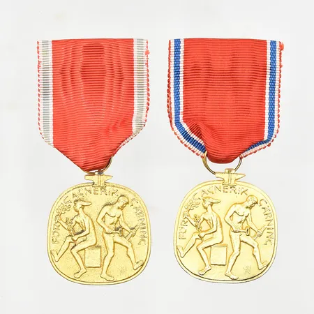 2 Medaljer, För Gagnerik Gärning, längd 36 mm, bredd 32 mm, 1970-1975, personlig gravyr baksida, förgyllt silver. bruttovikt 47,5g Vikt: 47,5 g