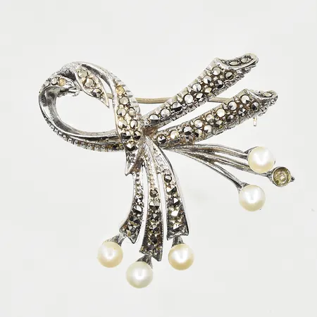 Brosch med markasiter och pärlor Ø4 mm, längd 40 mm, bredd 42 mm, en pärla samt en markasit saknas, silver. Vikt: 9,3 g
