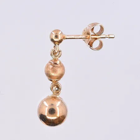 Ett separat örhänge, längd 20 mm, bredd 6 mm, 18K. Vikt: 0,4 g