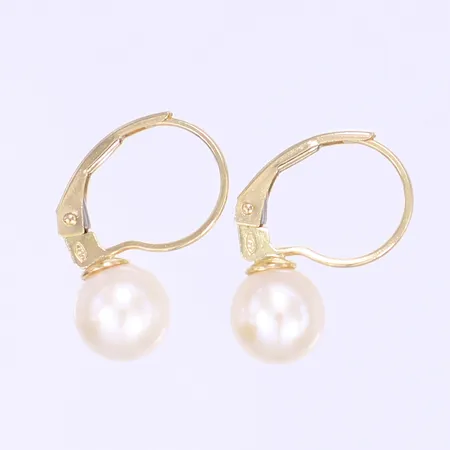 Ett par örhängen med pärlor, pärlor Ø7mm, 18K, Bruttovikt: 2g Vikt: 2 g