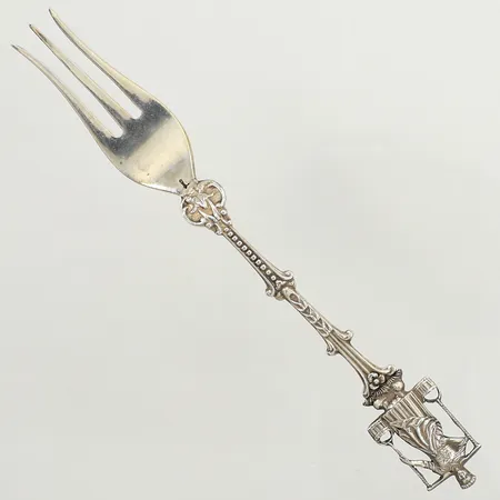 Plockgaffel, mönsterdekor, längd 13,5cm, silver 830/1000 Vikt: 15,7 g