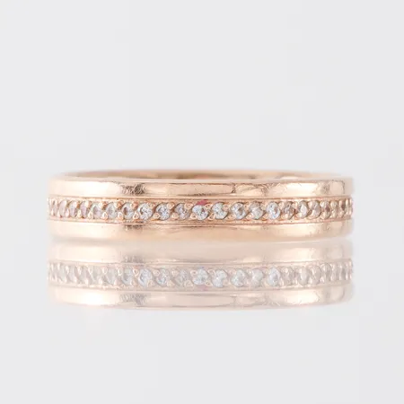 Ring med gravyr, storlek 17 ¼ mm, bredd 4.2 mm, 14k. Vikt: 4 g