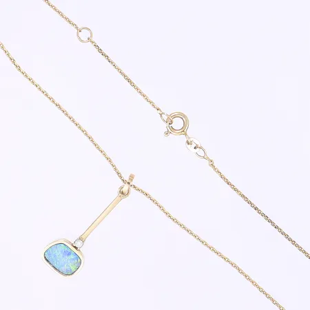 Halscollier med skimrande sten troligen opal samt syntetisk diamant 1x ca 0,02ct, 45,5cm, hänget 32x10mm, design Rebecca Falck, 14K bruttovikt 4,7g Vikt: 4,7 g