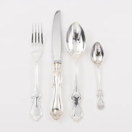 Matgafflar 12 st, längd ca 17,5cm, matskedar 12 st, längd ca 17,8cm, kaffeskedar 24 st, längd ca 12,2cm, modell Olga silver 1396gram + bordsknivar 12 st, längd ca 21cm, modell Olga med rosfritt blad och fyllda skaft silver 904gram Vikt: 1396 g