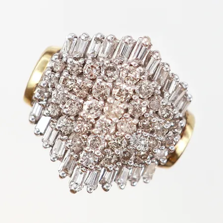 Ring med briljant samt baguette-slipade diamanter totalt ca. 2,25 ct, stl 16¾, bredd: 2-25mm, vitguldsfattningar, 14K Vikt: 11,8 g