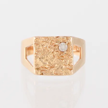 Klackring med sten, Bengt Hallberg Köping, storlek 17 mm, bredd 2.4-10.4 mm, 18k. Vikt: 4,7 g