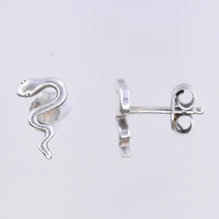 Ett par örhängen, orm, längd 10 mm, bredd 6 mm, silver 925/1000. Vikt: 1 g