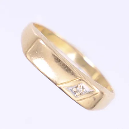 Klackring med diamant 1xca 0,005ct, stl 17¾, bredd 2-4mm, ojämn skena, 18K Vikt: 1,8 g