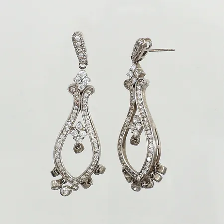 Ett par örhängen med vita stenar ca 50mm, bredd 3,5-15mm, saknar snurrebussar, 925/1000 silver Vikt: 9,6 g