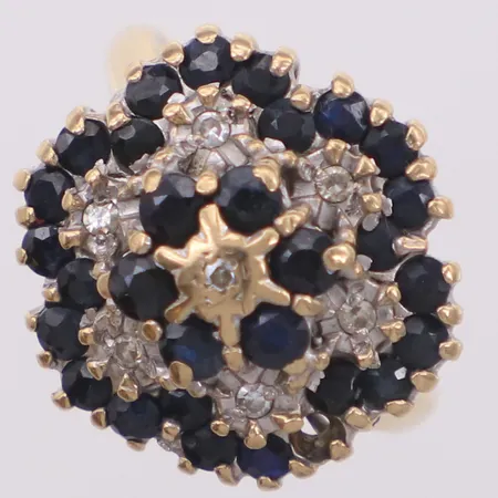 Ring med diamanter 7xca0,01ct åttkantslipade samt blå stenar, stl 17, bredd 2-18mm, en sten saknas, skev, 9K Vikt: 5,2 g