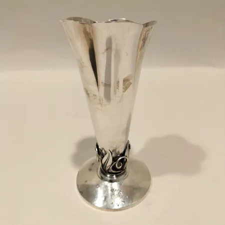 Vas, organisk dekor, finska stämplar, gravyr, höjd 18cm, silver 813/1000  Vikt: 169,6 g