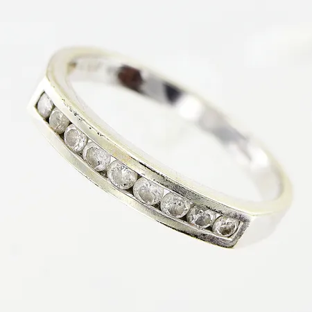 Ring, diamanter 9st totalt 0,33ctv, stl 18½, bredd 2-3,5mm, vitguld, 9K.  Vikt: 2,7 g
