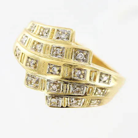 Ring, diamanter 19 x ca 0,005ct, stl 15¼, bredd 2-11,5mm, 18K Vikt: 3,2 g