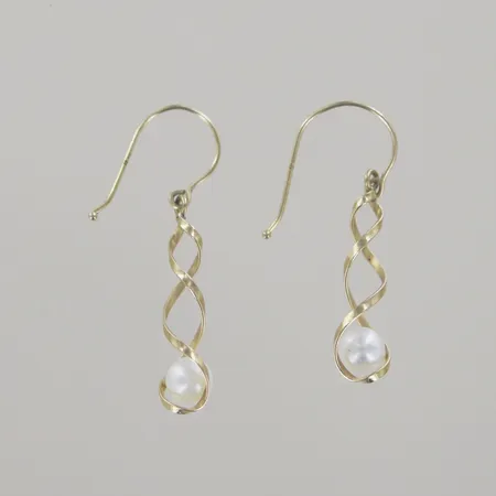 Ett par örhängen med pärla, längd 3 cm, bredd 4,4 mm, 9K Vikt: 0,8 g