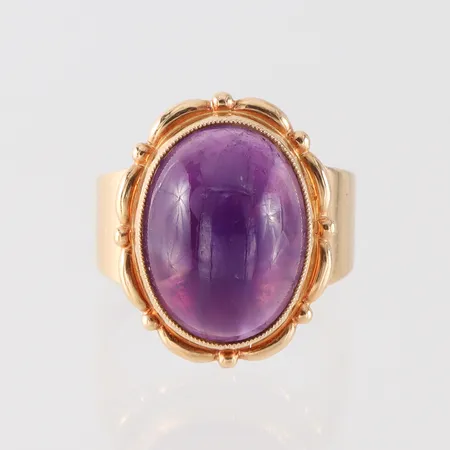 Ring med sten, Håkanssons guld Karlstad, storlek 17 mm, bredd 4.4-19.2 mm, 18k. Vikt: 8,7 g