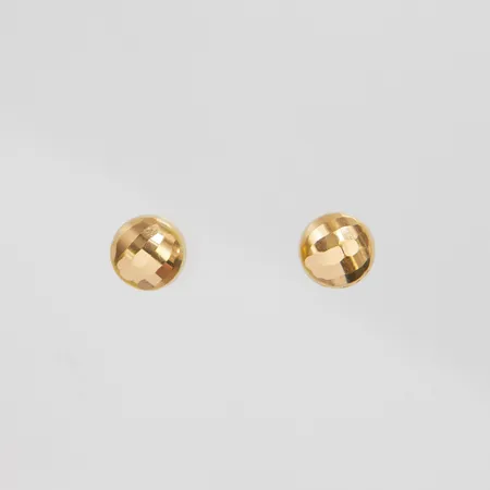 Ett par örhängen, fasetterade knappar, Ø 7,2mm, skruv stift, ostämplade, 18K Vikt: 1,1 g