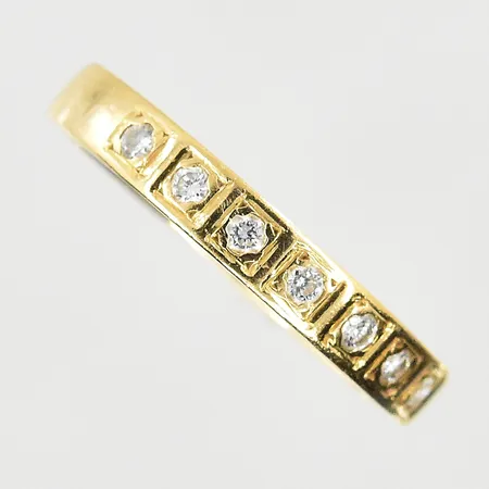 Ring med diamanter 0,14ctv, stl 17¼, bredd 3 mm, gravyr, 18K. Vikt: 3,5 g