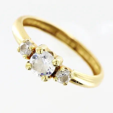 Ring, vita stenar, stl 18½, bredd 2-5m, GHA, 18K.  Vikt: 1,2 g