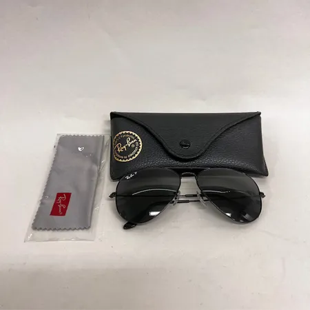 Ett par solglasögon Ray-Ban, Aviator large, modellnummer: RB3025, 002/48 58-14, svarta metallbågar, putsduk, originalfodral