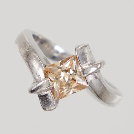 Ring med prinsesslipade sten, stl 17¼, bredd 3 - 11,4mm, bruksslitage, Silver 925/1000 Vikt: 4,9 g